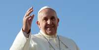 <p>Papa Francisco sa&uacute;da a multid&atilde;o antes de sua audi&ecirc;ncia geral na pra&ccedil;a de S&atilde;o Pedro, em 1&ordm; de outubro,&nbsp;no Vaticano</p>  Foto: VINCENZO PINTO / AFP