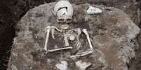 O esqueleto apresenta uma espécie de estaca de ferro que atravessa o peito do "vampiro"  Foto: Twitter