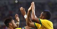 <p>Neymar e Robinho comemoram um dos gols da vitória sobre o Japão</p>  Foto: Edgar Su / Reuters