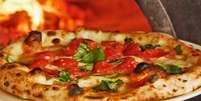 <p class="text">A pizza napolitana deve ser assada a 485 graus para chegar a uma consistência suave e elástica, a espessura na parte central não deve ter mais do que 0,4 centímetros, e as bordas, douradas, no máximo 1 a 2 centímetros</p>  Foto: Twitter