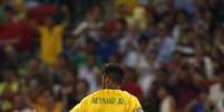 Neymar parte para o abraço após marcar o segundo   Foto: Edgar Su / Reuters