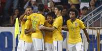 Brasileiros comemoram gol de Neymar   Foto: Edgar Su / Reuters