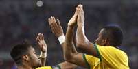 Neymar e Robinho comemoram gol do Brasil  Foto: Edgar Su / Reuters