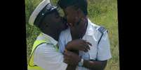 O beijo da polêmica: policiais foram demitidos após foto em que aparecem se beijando uniformizados   Foto: BBC News Brasil