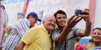 José Melo faz selfie com eleitor  Foto: Divulgação