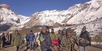 <p>Equipes de resgate tentam salvar sobreviventes após tempestade de neve próxima ao Himalaia</p>  Foto: AP