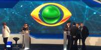 <p>Candidatos Dilma Rousseff (PT) e Aécio Neves (PSDB) no estúdio da Bandeirantes, pouco antes do início do primeiro debate do segundo turno da eleição presidencial</p>  Foto: BBC Brasil