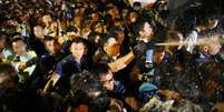 <p>Policiais usam g&aacute;s de pimenta contra os manifestantes que ocuparam &aacute;reas de Hong Kong para exigir de Pequim mais liberdades democr&aacute;ticas</p>  Foto: Carlos Barria / Reuters
