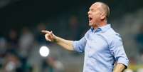 Como sempre, Mano Menezes gritou e gesticulou bastante fora de campo  Foto: Ramon Bitencourt / Ag&ecirc;ncia Lance