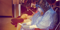 A mulher não teve identidade revelada, mas parece vestir de forma "especial" contra ebola após casos do vírus no país  Foto: Daily Caller / Reprodução
