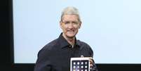 <p>Este é o novo iPad 2. Você consegue vê-lo?, brincou Tim Cook, presidente-executivo da Apple, ao mostrar o quão fino é o tablet</p>  Foto: Robert Galbraith  / Reuters