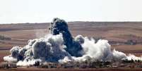 Fumaça se espalha em uma vila nos arredores da cidade síria de Kobani, perto da fronteira com a Turquia. 15/10/2014.  Foto: Kai Pfaffenbach / Reuters