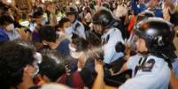Pol&iacute;cia usa spray de pimenta durante confronto em bairro de Hong Kong. 17/10/2014  Foto: Carlos Barria / Reuters