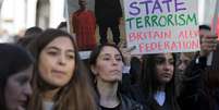 Manifestantes participam de um protesto no centro de Londres em 11 de outubro para mostrar apoio à resistência curda ao Estado Islâmico  Foto: JUSTIN TALLIS / AFP