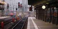 <p>As plataformas ficaram vazias em Frankfurt, neste s&aacute;bado, 18 de outubro</p>  Foto: Michael Probst / AP