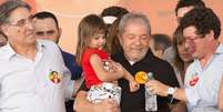 <p>Lula e o governador eleito pelo PT em Minas Gerais, Fernando Pimentel, participam de ato pró-Dilma, em Belo Horizonte</p>  Foto: Alberto Wu / Futura Press