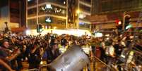 <p>Policiais retiram as barreiras montadas pelos manifestantes na área ocupada no bairro de Mong Kok, na madrugada de 18 de outubro</p>  Foto: Kin Cheung / AP