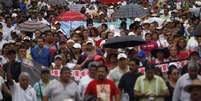 <p>Estudantes, professores e familiares dos desaparecidos participam de uma marcha em Acapulco, em 17 de outubro</p>  Foto: Jorge Dan Lopez / Reuters