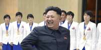 <p>Kim Jong-Un homenageia os atletas que competiram nos últimos Jogos Asiáticos</p>  Foto: KCNA / Reuters
