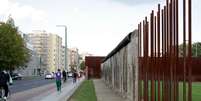 Na rua Bernauer, em Berlim, barras de ferro lembram o muro original  Foto: Clarissa Neher / Especial para Terra