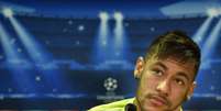 Neymar durante entrevista coletiva   Foto: Lluis Gene / AFP