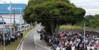 Trabalhadores da fábrica da Embraer em São José dos Campos entrarem em greve de 24 horas nesta terça-feira por reajuste salarial de 10%  Foto: Tanda Melo / Sindicato dos Metalúrgicos de São José dos Campos e Região