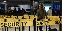 Os EUA restringiram os voos a cinco aeroportos para voos vindos de países atingidos pelo surto  Foto: Eduardo Munoz / Reuters