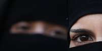 <p>Seguranças avisaram o casal sobre as leis do país e pediram para que a mulher retirasse o véu ou deixasse o local</p>  Foto: Getty Images 