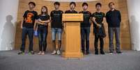 <p>Estudantes participam de coletiva de imprensa ap&oacute;s encontro com autoridades de Hong Kong</p>  Foto: Tyrone Siu / Reuters