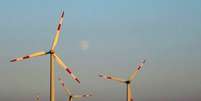 <p>Turbinas de geração de energia eólica em Ludwigsburg, no norte da Alemanha</p>  Foto: Fabrizio Bensch / Reuters