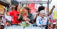 <p>Imagem de caminhada da petista com mulheres em Duque de Caxias (RJ). Além de lançar rosas ao público, ela discursou contra a violência doméstica</p>  Foto: Divulgação