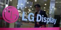 O lucro operacional da LG Display no período de julho a setembro cresceu para o seu maior nível em quase dois anos, sustentado por uma demanda saudável por painéis de televisão e também pelo lançamento de novos modelos do iPhone da Apple. 20/10/2011  Foto: Jo Yong-Hak / Reuters