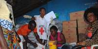 <p>Trabalhadores da Cruz Vermelha distribuem alimentos em Monróvia, na Libéria, um dos países mais afetados pelo surto de Ebola na África Ocidental</p>  Foto: James Giahyue / Reuters