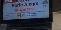 <p>Painel do aeroporto avisou sobre o atraso aos&nbsp;passageiros</p>  Foto: Melissa Medeiros / vc rep&oacute;rter