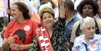 Dilma Rousseff fez campanha pelas ruas da cidade de Duque de Caxias (RJ), nesta quarta-feira (22)  Foto: Carlos Arthur / Futura Press