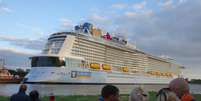 <p>Operação de traslado do Quantum of the Seas pelo Rio Ems, na Alemanha, atraiu olhares de curiosos</p>  Foto: Royal Caribbean International/Divulgação
