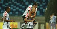 <p>Romero comemorando com Fábio Santos) é mais um a desfalcar Corinthians</p>  Foto: Edson Rodrigues / Agência Lance