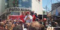<p>Ex-presidente Lula assumiu o microfone ap&oacute;s passagem do&nbsp;carro</p>  Foto: Fernando Diniz / Terra