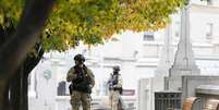 <p>Policiais fazem segurança de Memorial Nacional de Guerra em Ottawa nesta quinta-feira</p>  Foto: Blair Gable / Reuters