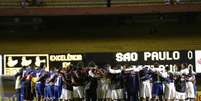 Jogadores se reuniram em campo ap&oacute;s sa&iacute;da de ambul&acirc;ncia com Serginho e fizeram ora&ccedil;&atilde;o  Foto: Marcelo Ferrelli / Gazeta Press