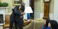 <p>Obama abraça a enfermeira Nina Pham, na Casa Branca, em Washington</p>  Foto: AP