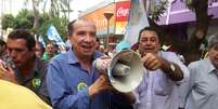 <p>Aloysio com o megafone emprestado pelo radialista Abdo Assen Nussi </p>  Foto: Chico Siqueira / Terra