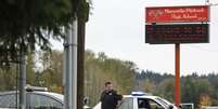 A polícia investiga motivações para crimes na escola  Foto: Jason Redmond / Reuters