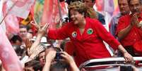 La presidenta de Brasil, Dilma Rousseff, saluda a partidarios durante un acto de campaña en Porto Alegre antes del balotaje del domingo en el que buscará su reelección. 25 de octubre del 2014.  Foto: Paulo Whitaker / Reuters