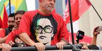 <p>Com foto de Dilma estampada na camiseta, Lula distribuiu autógrafos e cumprimentou fãs em reduto petista</p>  Foto: Rocha Lobo / Futura Press