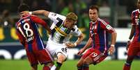 Hahn, do Monchengladbach, tenta jogada diante do Bayern  Foto: Patrik Stollarz / AFP
