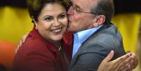 <p>Dilma ganha beijo de Tarso Genro após votação em Porto Alegre</p>  Foto: Vinicius Costa / Futura Press