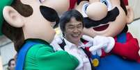 <p>Criador de videogame japonês Shigeru Miyamoto ao lado dos personagens criados por ele Mario e Luigi</p>  Foto: Felix Ordonez / Reuters