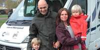 <p>David e Debs Hurst com os filhos Daniel e Darley, e o cachorro Colin</p>  Foto: Daily Mail / Reprodução