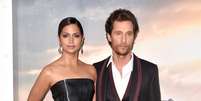 Matthew McConaughey e sua mulher, a modelo brasileira Camila Alves, foram &agrave; pr&eacute;-estreia do filme Interstellar, em Hollywood  Foto: Getty Images